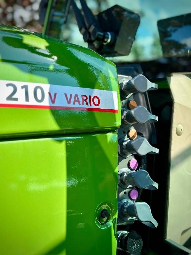 Traktor of the type Fendt 210 V Gen3 Vario Profi Plus Smalspoor/Fruitteelt, Neumaschine in Erichem (Picture 7)