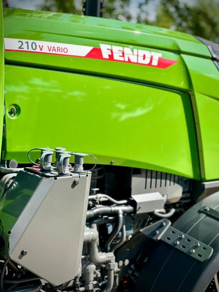 Traktor of the type Fendt 210 V Gen3 Vario Profi Plus Smalspoor/Fruitteelt, Neumaschine in Erichem (Picture 5)