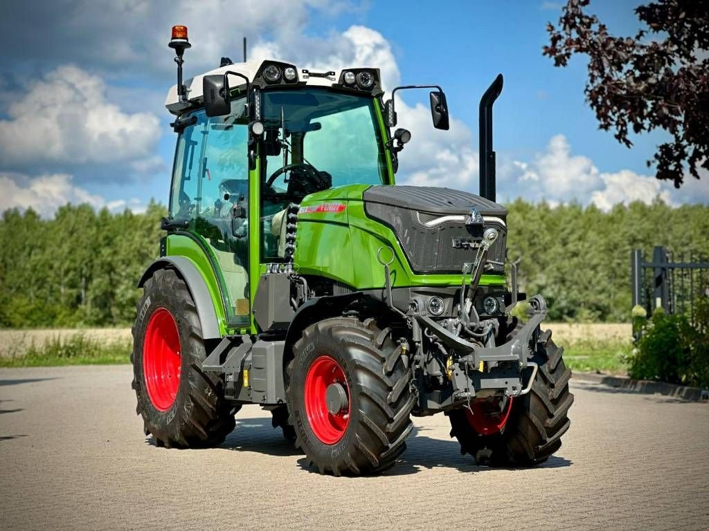 Traktor of the type Fendt 210 V Gen3 Vario Profi Plus Smalspoor/Fruitteelt, Neumaschine in Erichem (Picture 1)