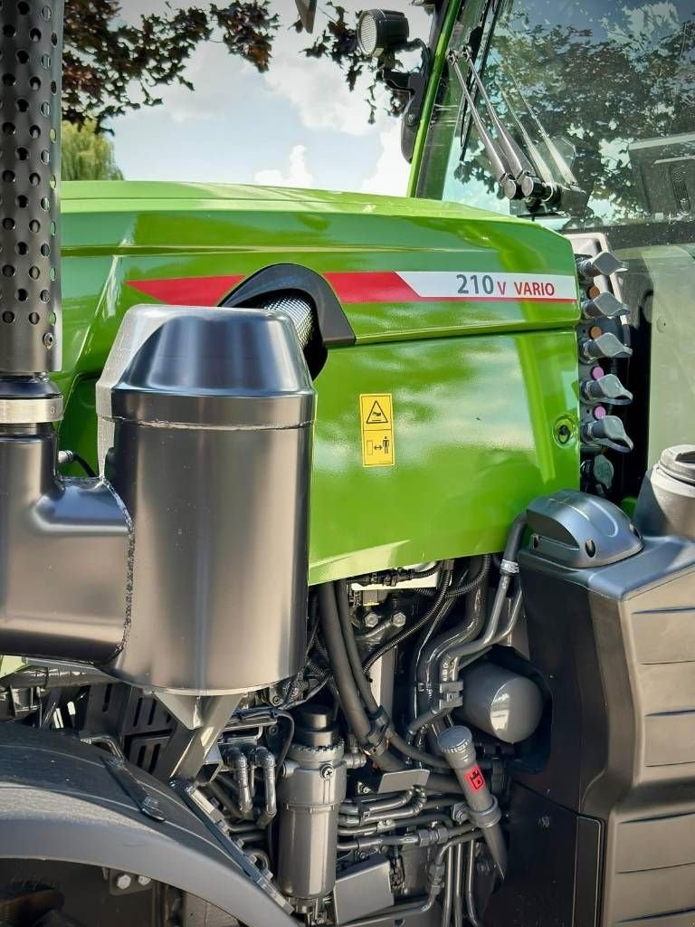 Traktor of the type Fendt 210 V Gen3 Vario Profi Plus Smalspoor/Fruitteelt, Neumaschine in Erichem (Picture 8)
