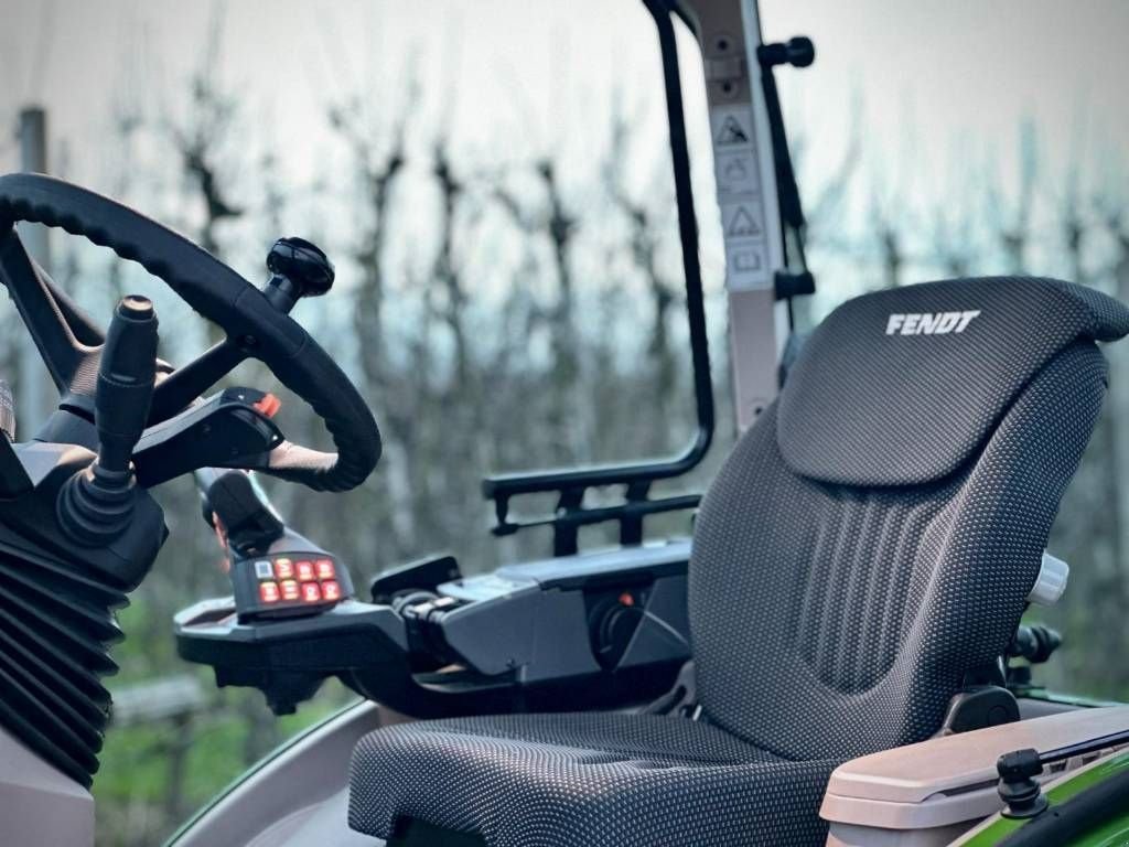 Traktor типа Fendt 210V Gen3 Vario Profi Smalspoor/Fruitteelttractor, Gebrauchtmaschine в Erichem (Фотография 2)