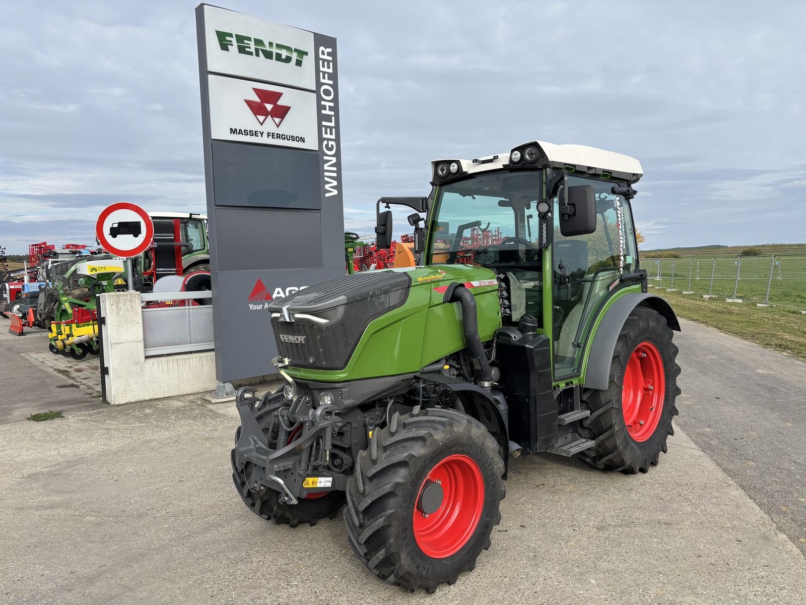 Traktor tipa Fendt 211 Vario F (Gen3), Vorführmaschine u Starrein (Slika 1)