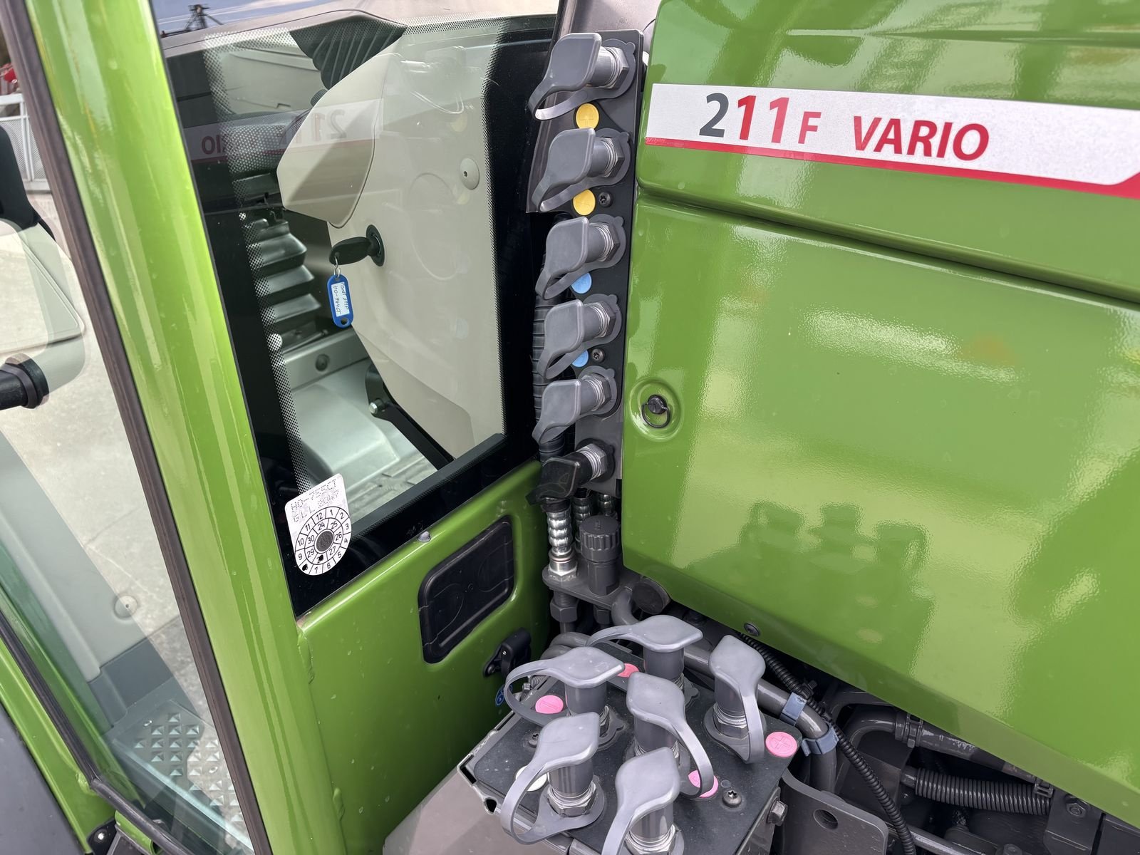 Traktor tipa Fendt 211 Vario F (Gen3), Vorführmaschine u Starrein (Slika 13)