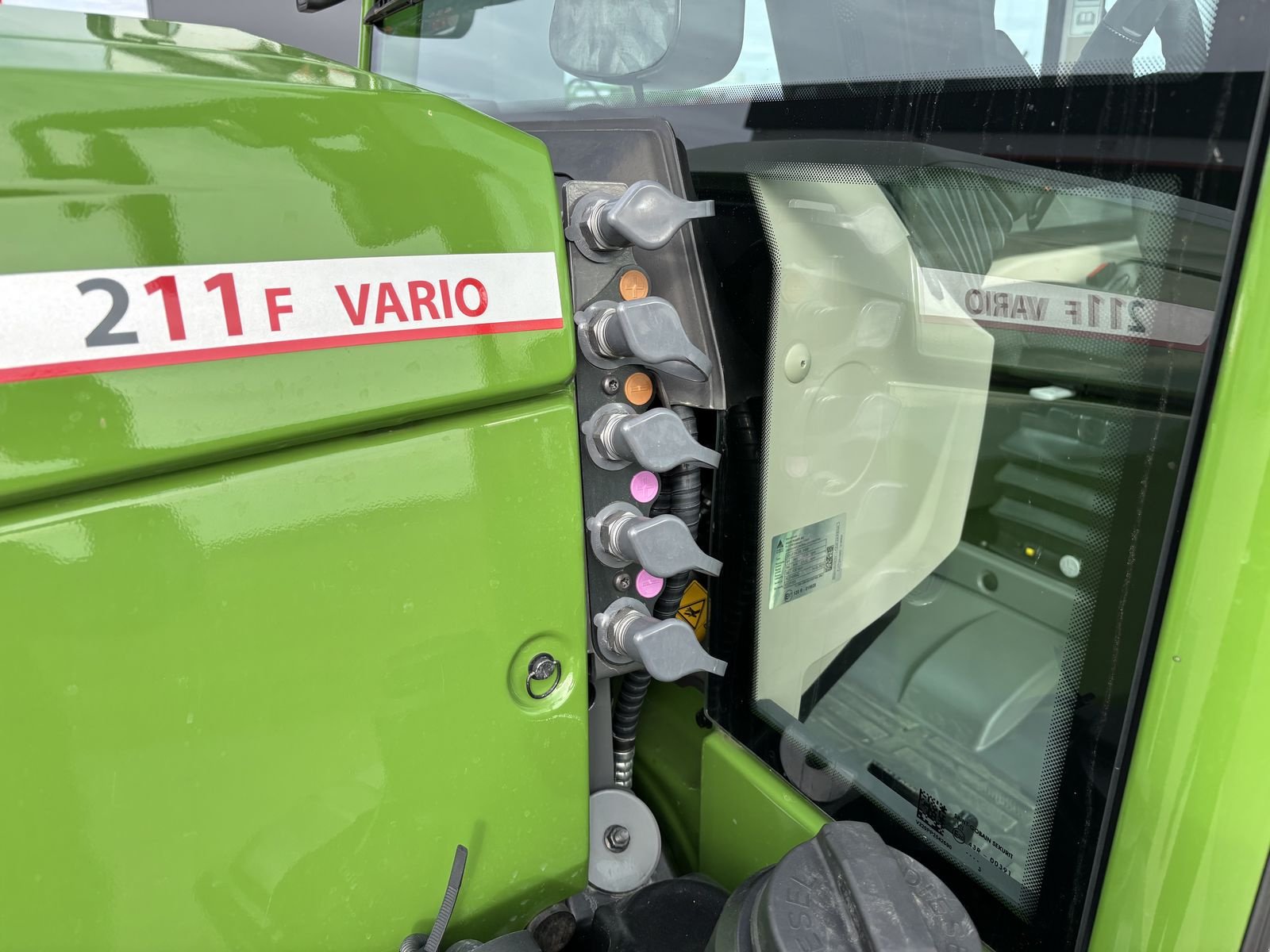 Traktor tipa Fendt 211 Vario F (Gen3), Vorführmaschine u Starrein (Slika 12)