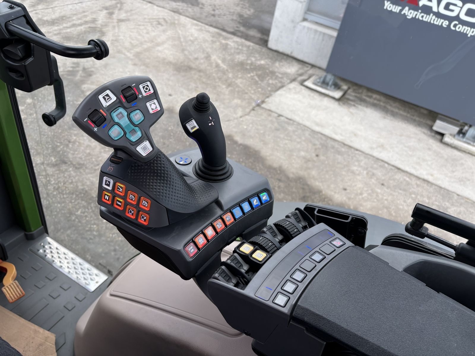 Traktor tipa Fendt 211 Vario P (Gen3), Vorführmaschine u Starrein (Slika 23)