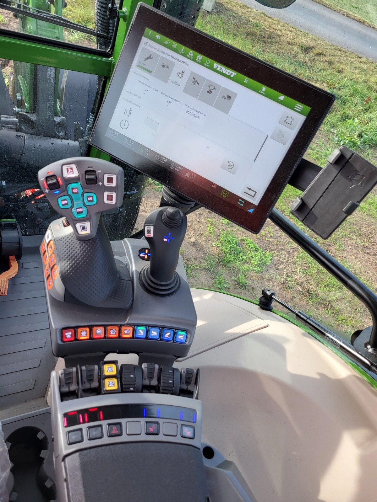 Traktor типа Fendt 211 Vario ProfiPlus, Gebrauchtmaschine в Bayern - Herrieden (Фотография 3)