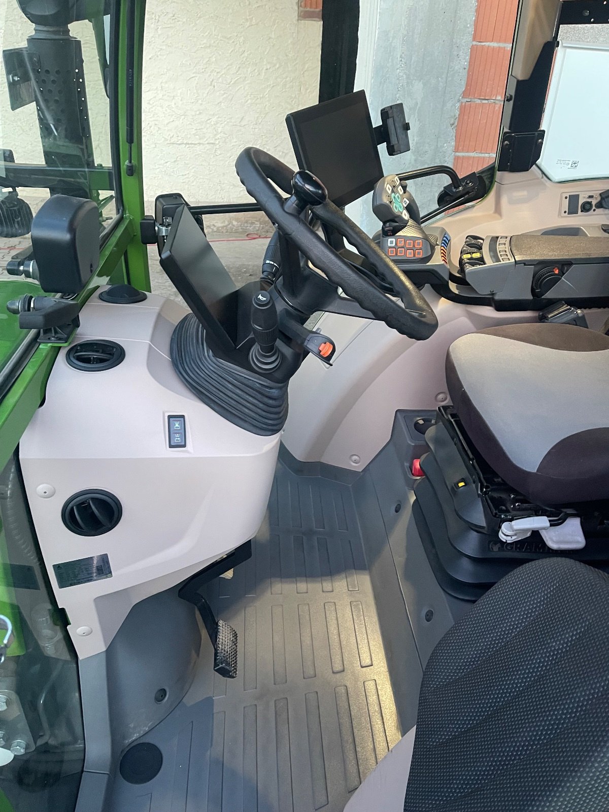 Traktor typu Fendt 211 Vario ProfiPlus, Gebrauchtmaschine v Windsbach (Obrázek 11)