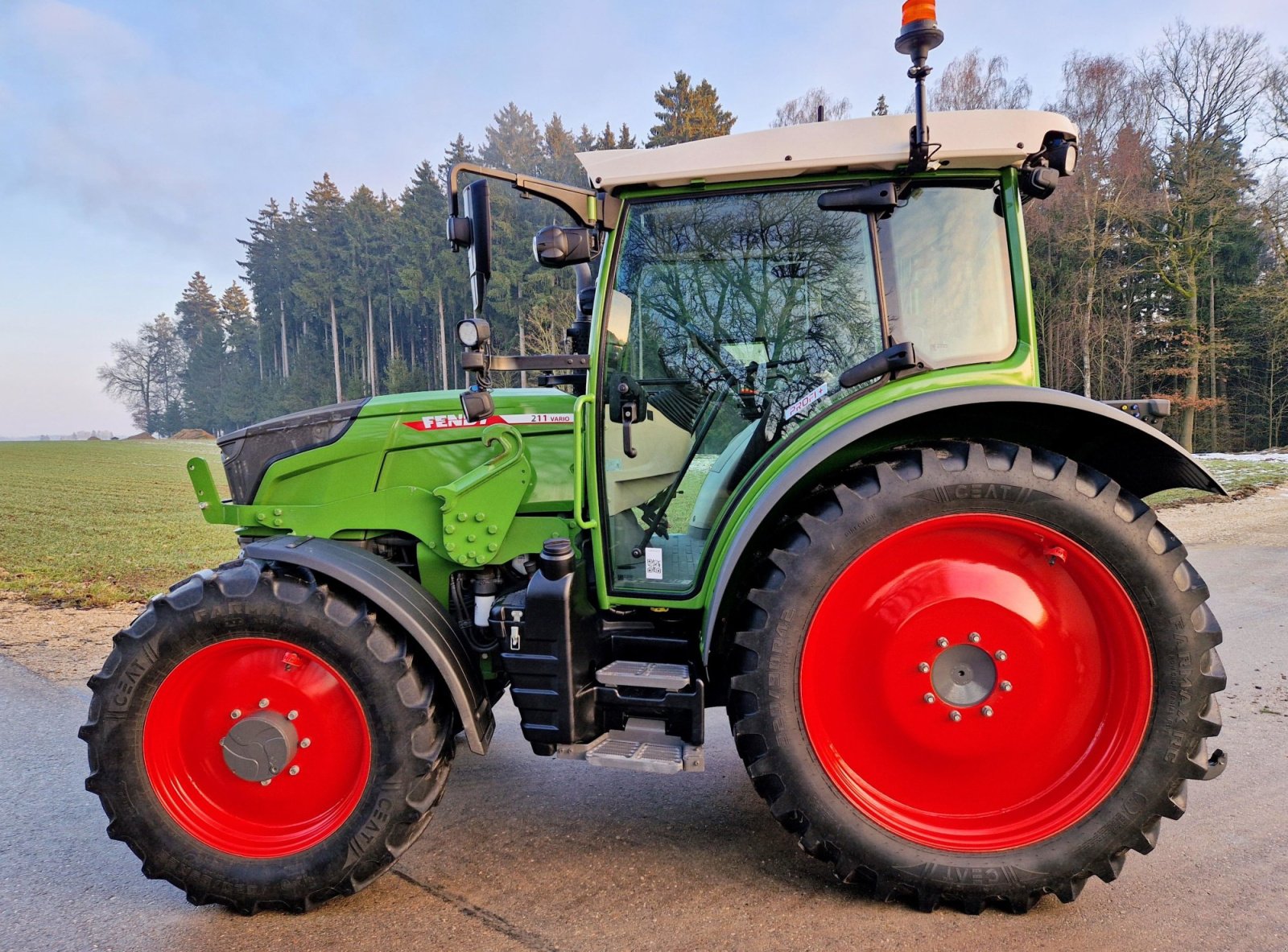 Traktor del tipo Fendt 211 Vario ProfiPlus, Gebrauchtmaschine en Rain (Imagen 1)