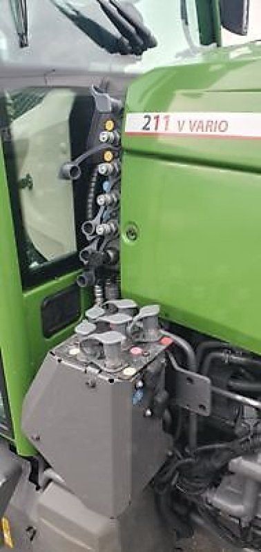 Traktor des Typs Fendt 211V PROFI Setting2  Gen3, Gebrauchtmaschine in PEYROLE (Bild 7)