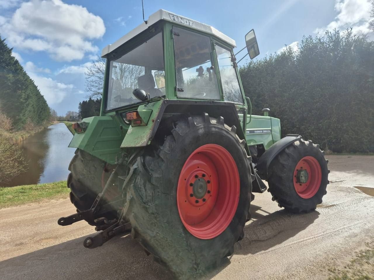 Traktor типа Fendt 306LSA, Gebrauchtmaschine в Klazienaveen (Фотография 4)