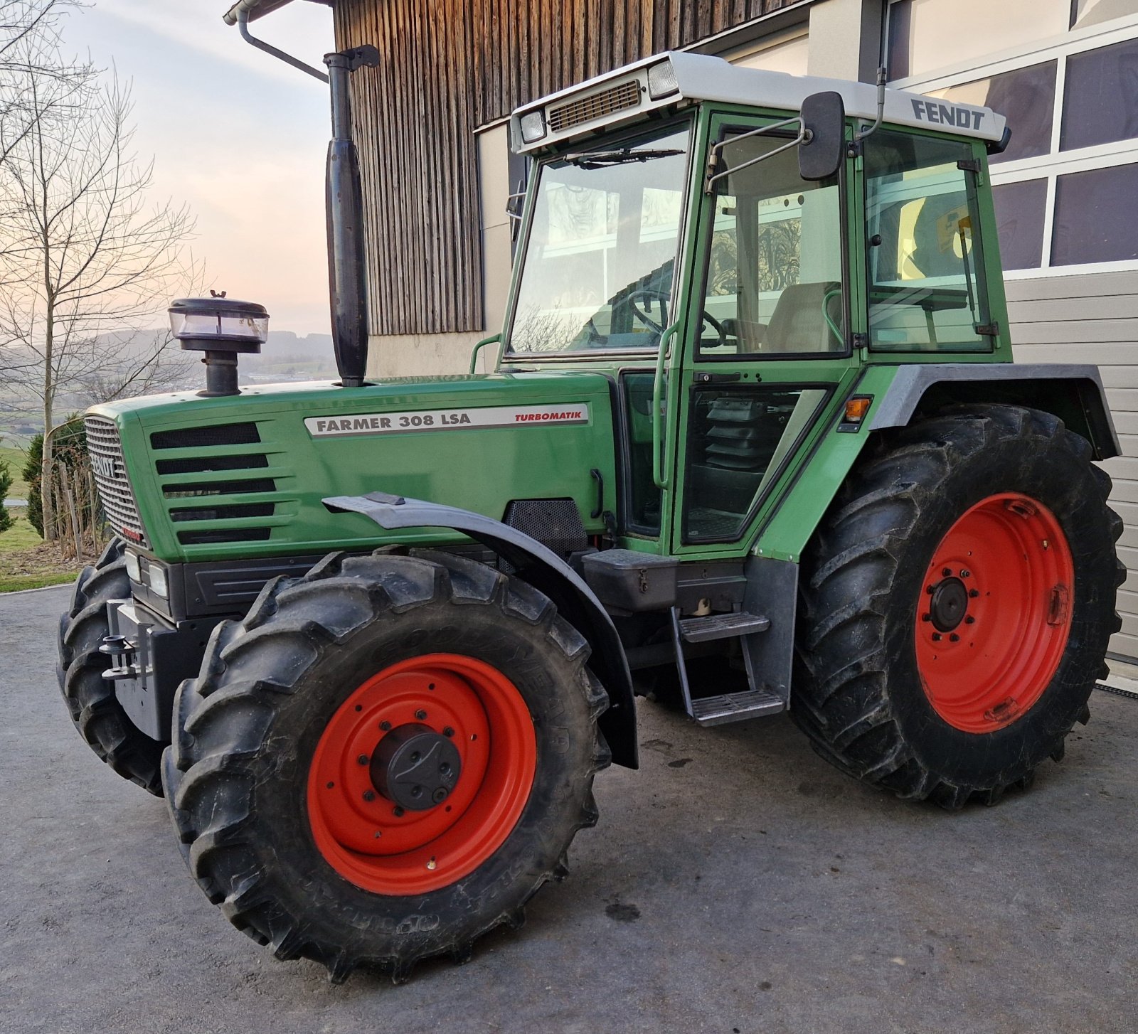 Traktor des Typs Fendt 308 LSA, Gebrauchtmaschine in Neureichenau (Bild 2)