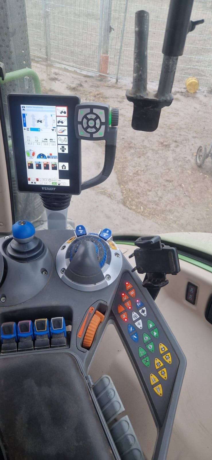 Traktor des Typs Fendt 516 Vario, Gebrauchtmaschine in Roden (Bild 4)