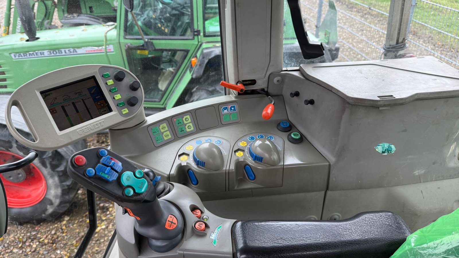 Traktor of the type Fendt 714 Vario Med Frontlæsser Ålø Q65, Gebrauchtmaschine in Rødekro (Picture 11)