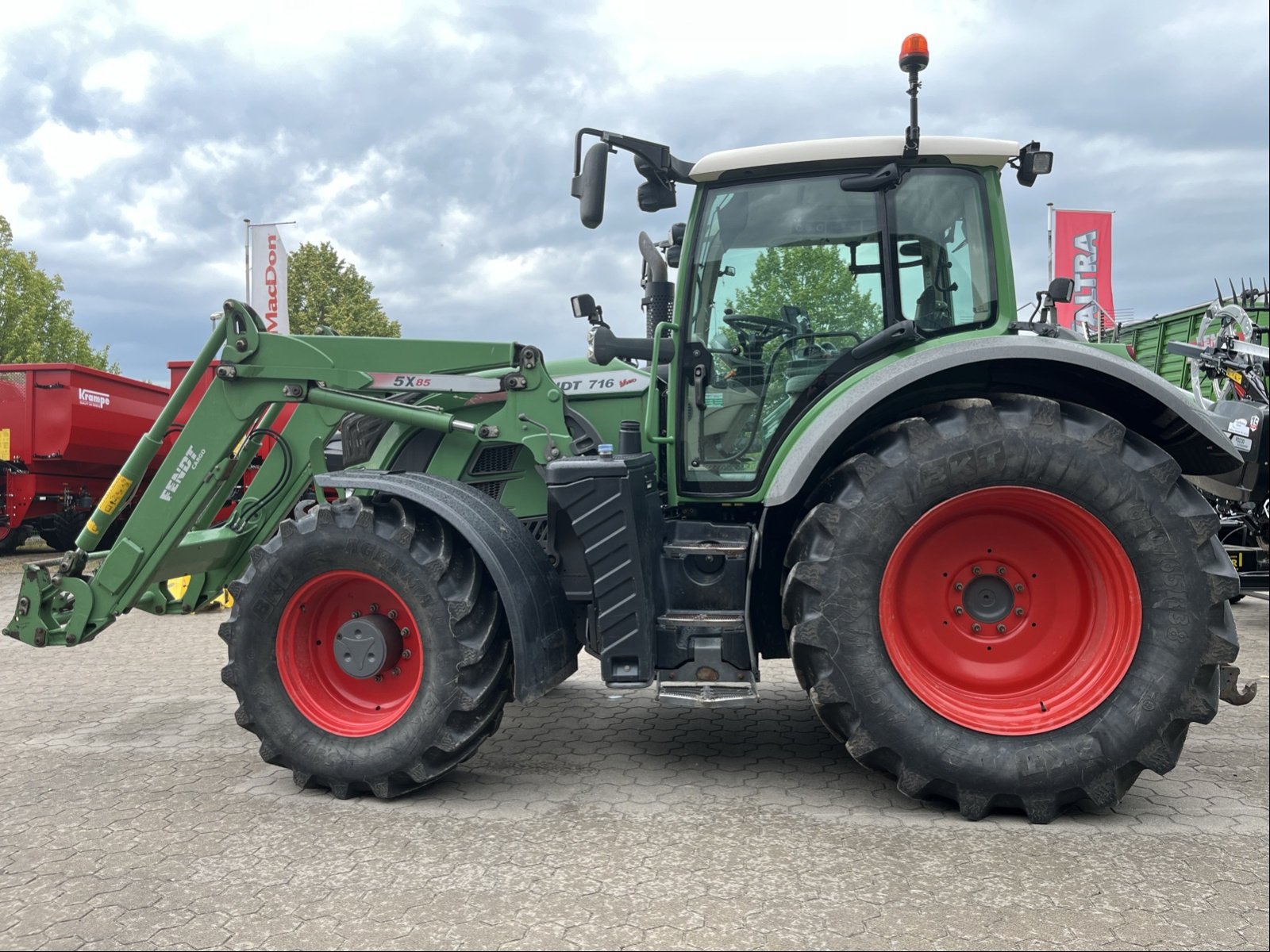 Traktor des Typs Fendt 716 Vario S4, Gebrauchtmaschine in Elmenhorst-Lanken (Bild 3)