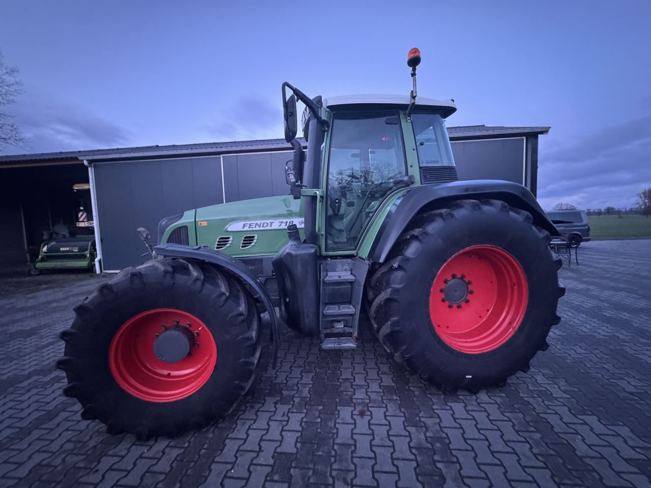 Traktor типа Fendt 718 Vario Com.3, Gebrauchtmaschine в Nieuw Heeten (Фотография 10)