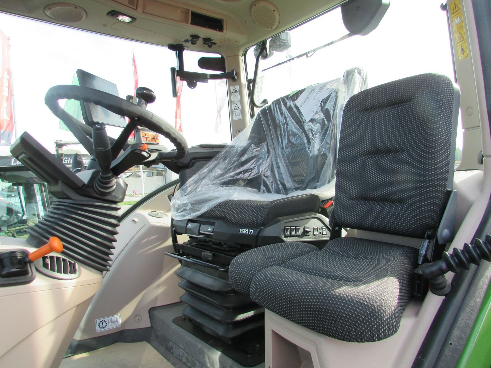 Traktor des Typs Fendt 718 Vario Profi+, Gebrauchtmaschine in Saxen (Bild 15)