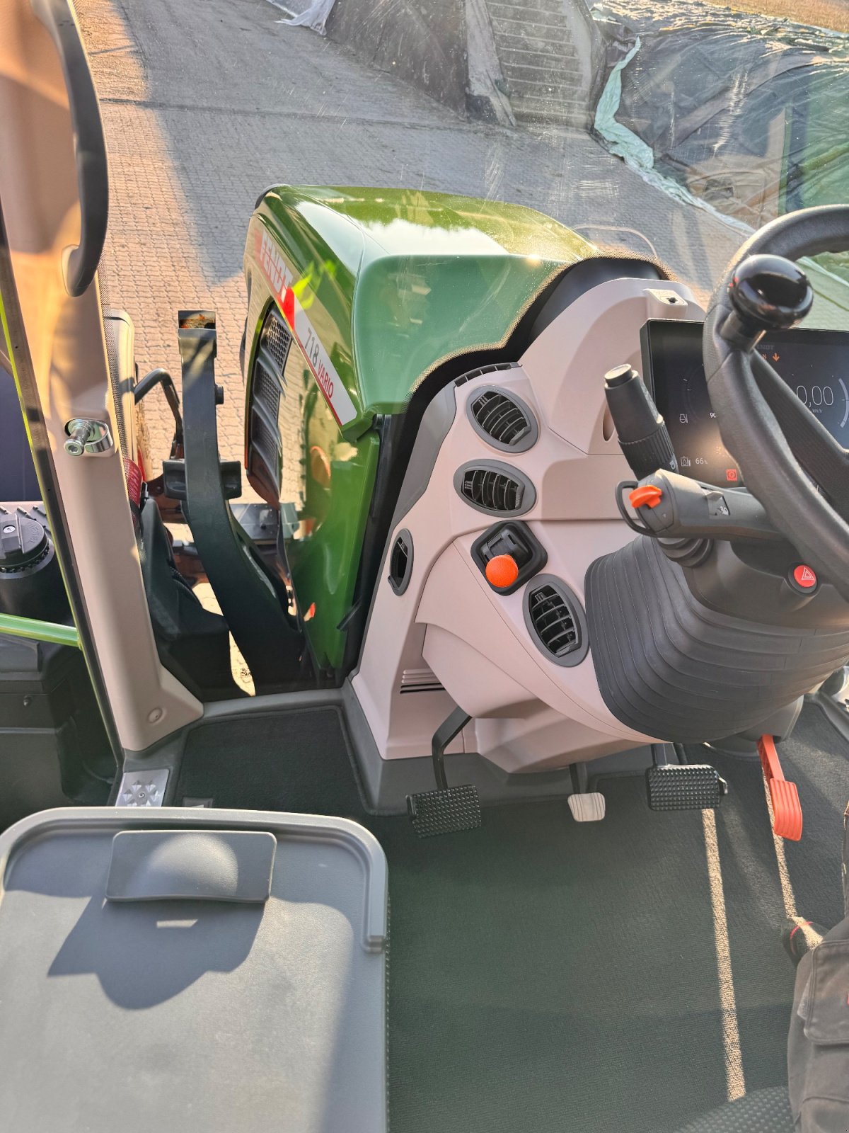 Traktor от тип Fendt 718 Vario ProfiPlus, Gebrauchtmaschine в Kastl (Снимка 17)