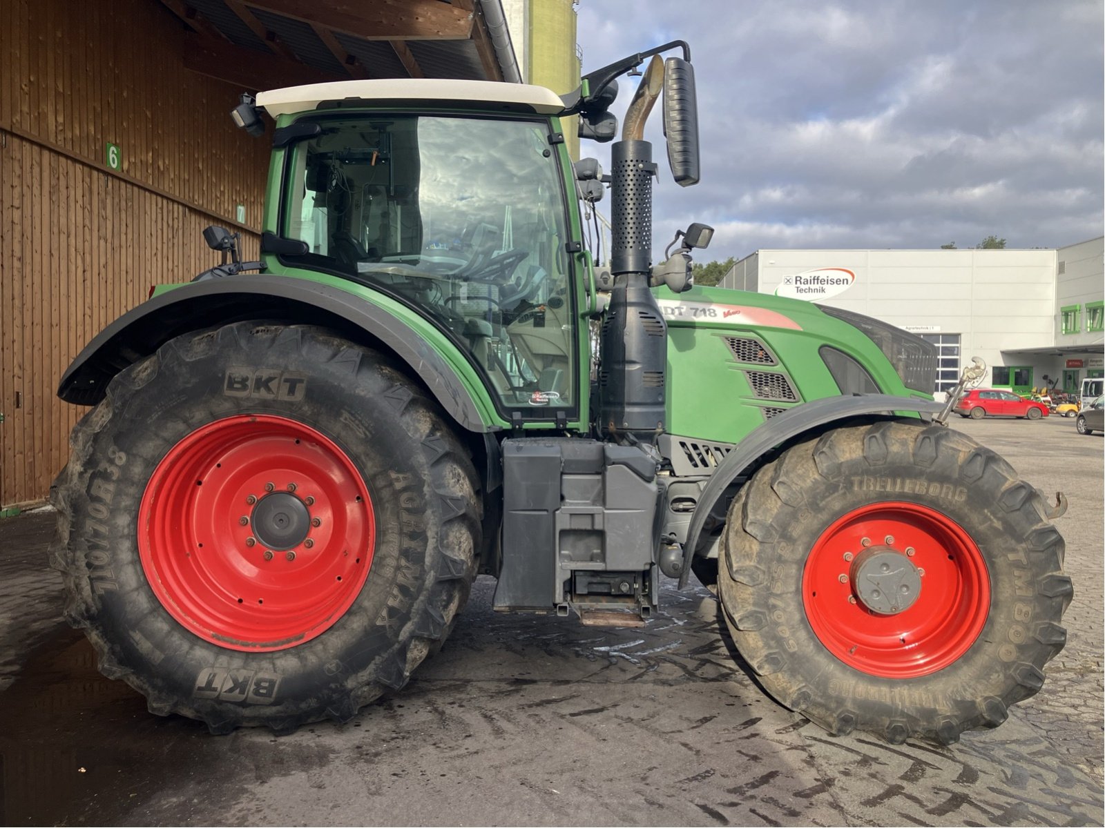 Traktor des Typs Fendt 718 Vario S4 Power, Gebrauchtmaschine in Hillerse (Bild 5)