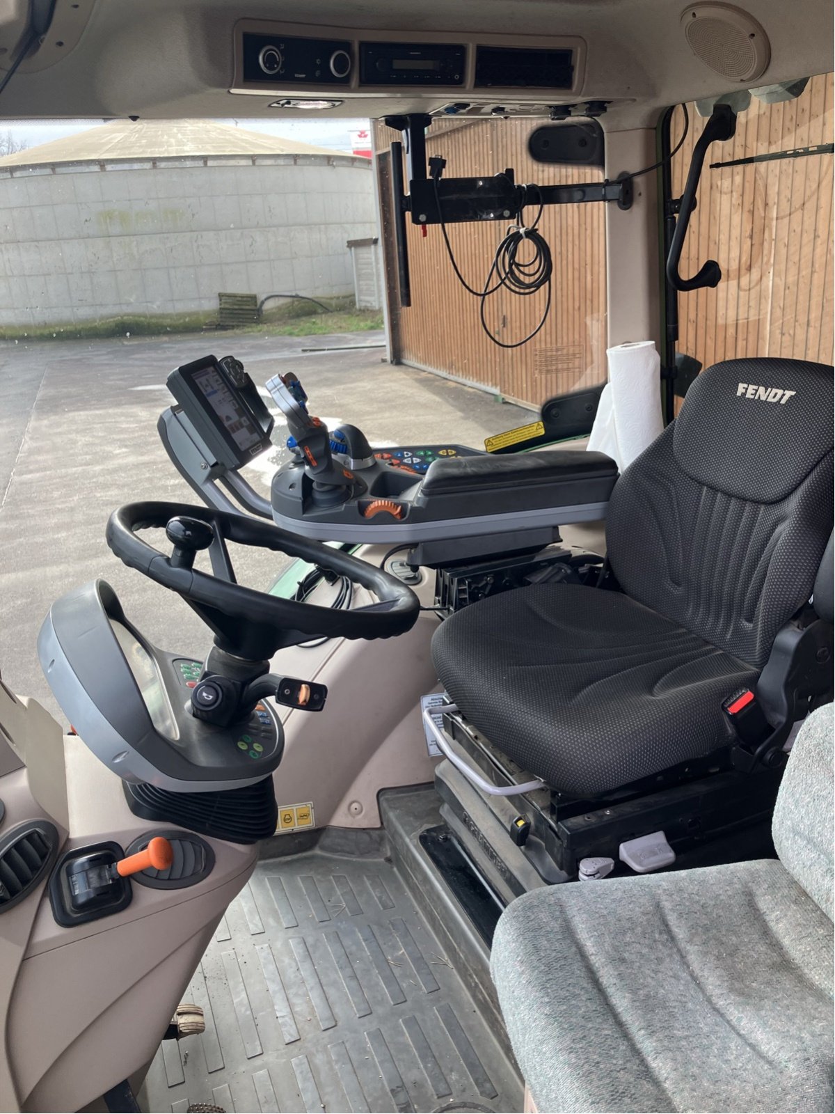 Traktor des Typs Fendt 718 Vario S4 Power, Gebrauchtmaschine in Hillerse (Bild 9)