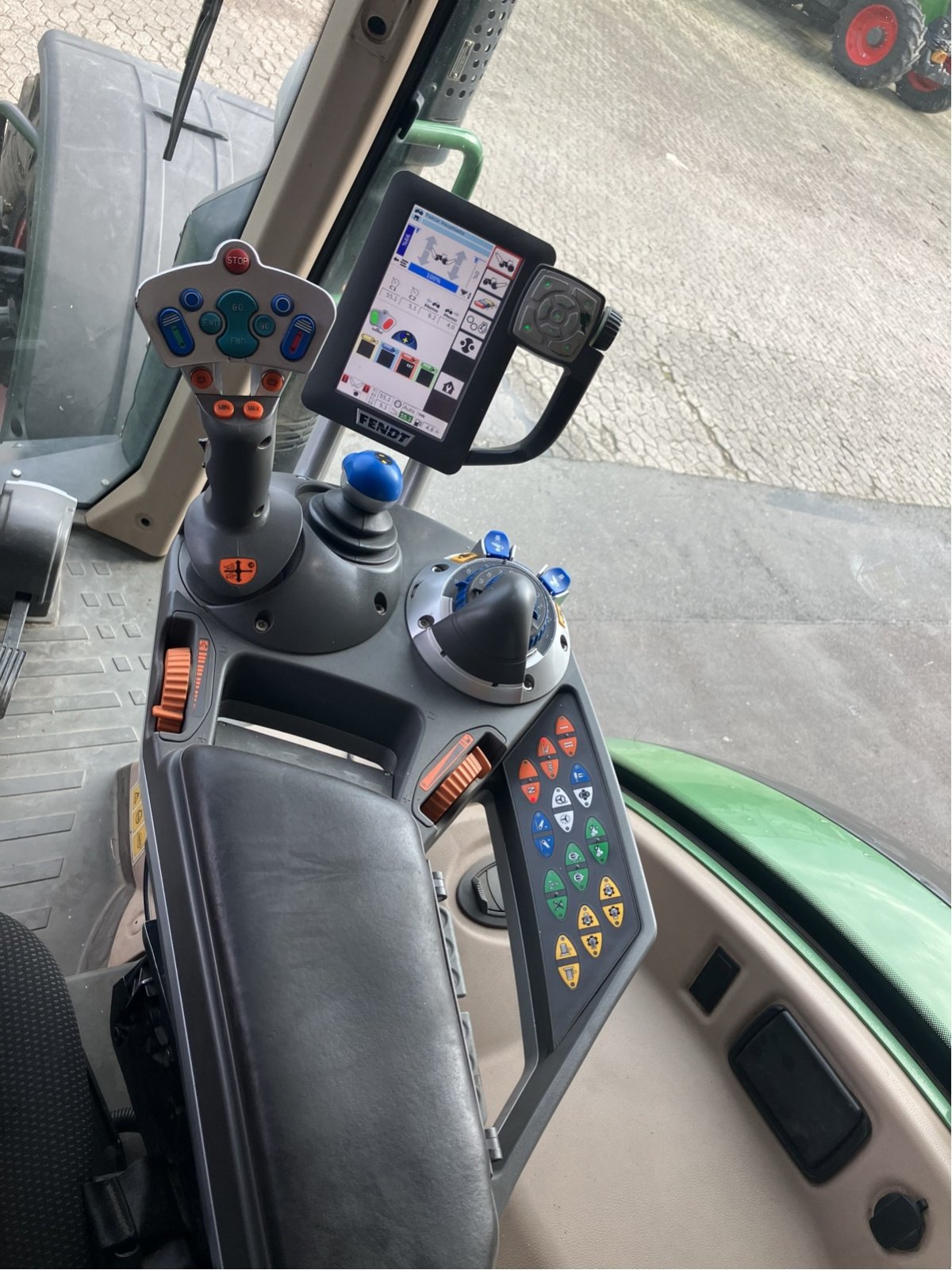 Traktor des Typs Fendt 718 Vario S4 Power, Gebrauchtmaschine in Hillerse (Bild 10)