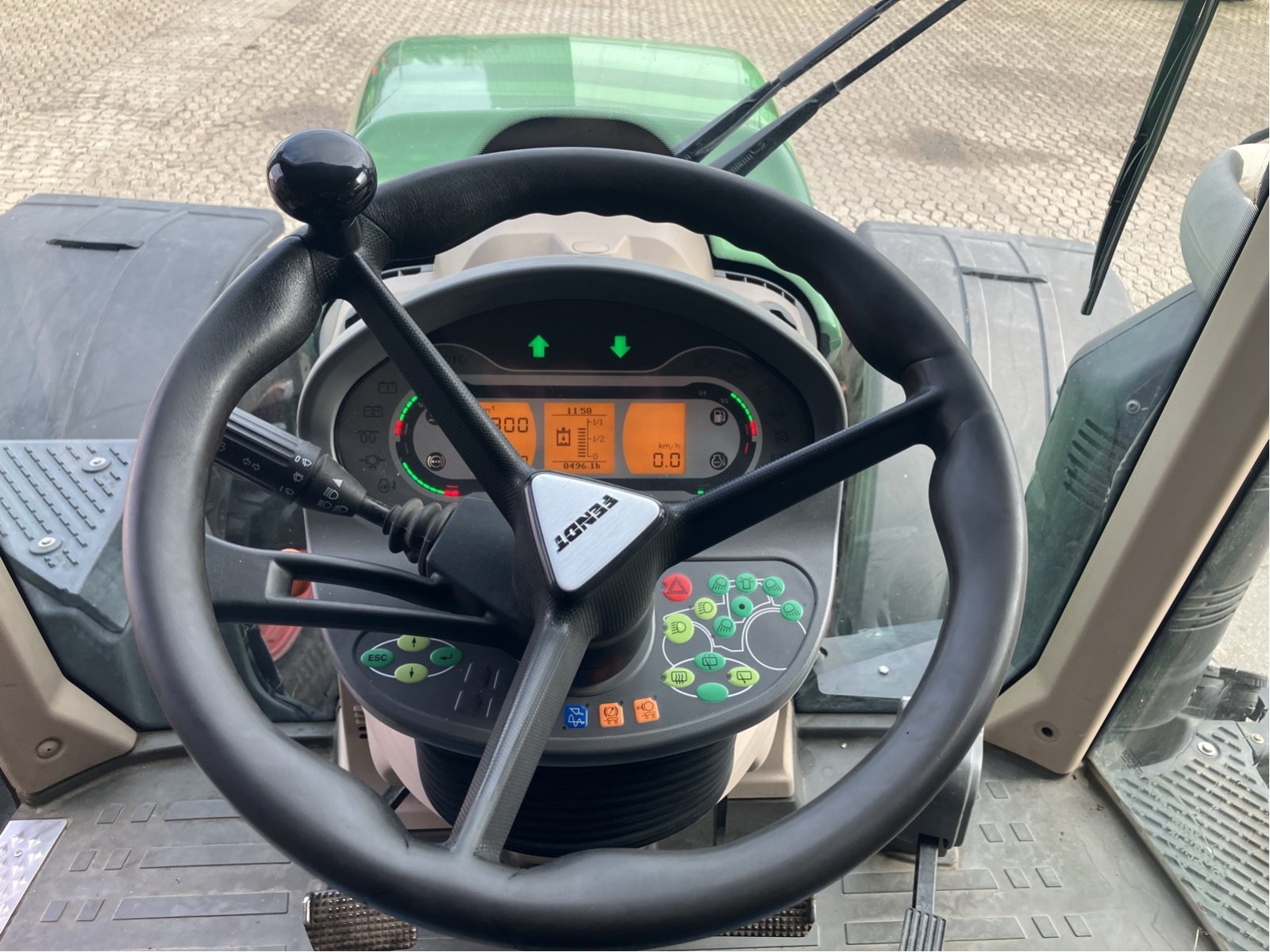 Traktor des Typs Fendt 718 Vario S4 Power, Gebrauchtmaschine in Hillerse (Bild 11)