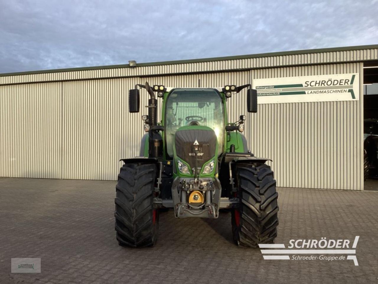 Traktor des Typs Fendt 718 VARIO S4 PROFI PLUS, Gebrauchtmaschine in Schwarmstedt (Bild 2)