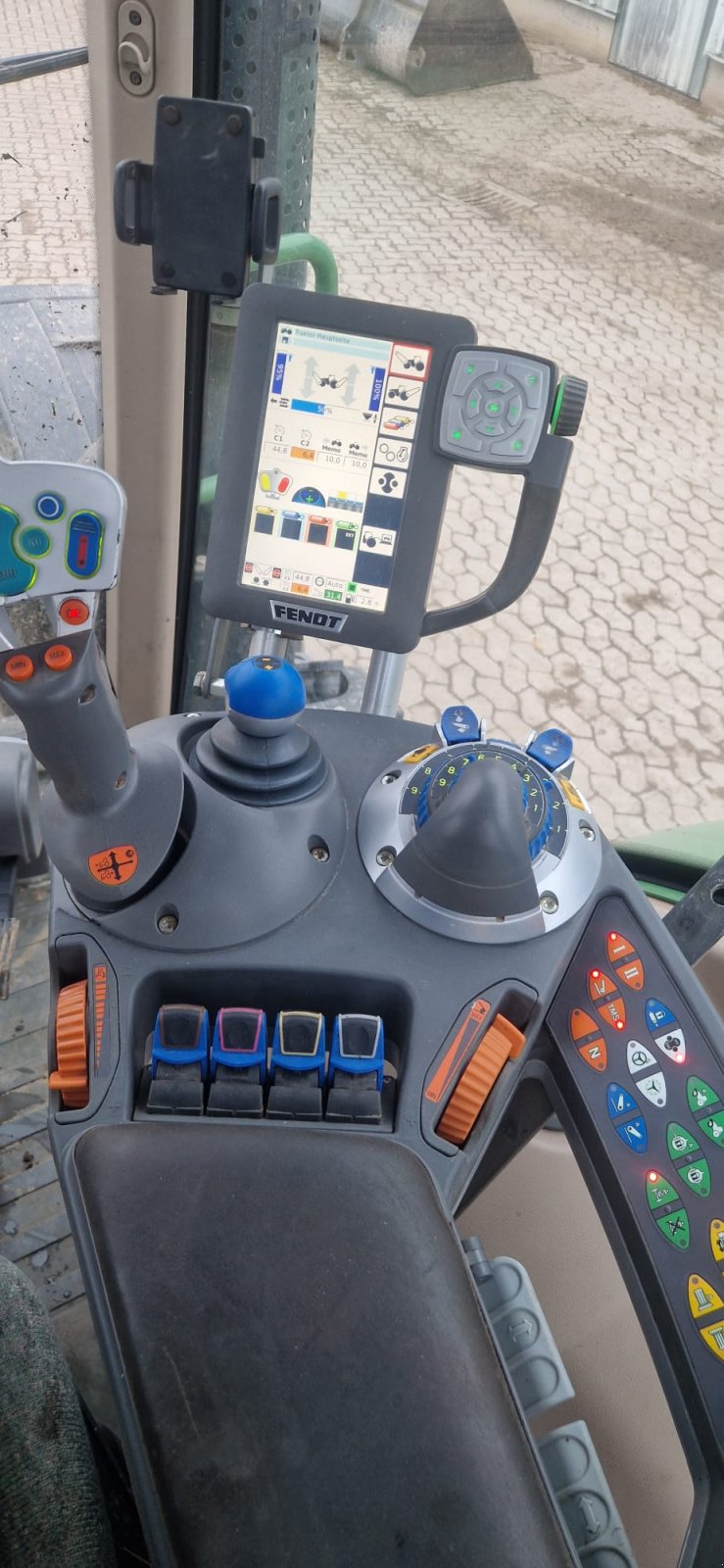 Traktor des Typs Fendt 718 Vario, Gebrauchtmaschine in Roden (Bild 3)