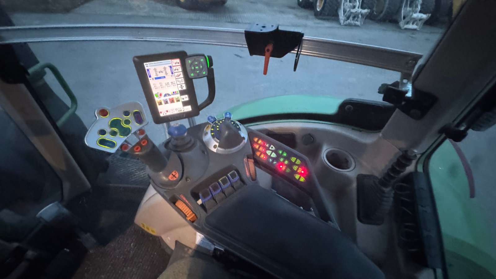 Traktor Türe ait Fendt 720 Vario SCR PROFI MED FULD AFFJEDRING, FRONT PTO OG NÆSTEN NYE DÆK!, Gebrauchtmaschine içinde Nørager (resim 21)