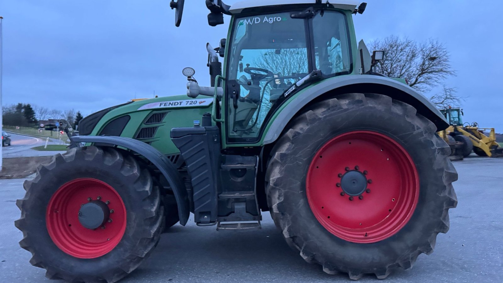 Traktor Türe ait Fendt 720 Vario SCR PROFI MED FULD AFFJEDRING, FRONT PTO OG NÆSTEN NYE DÆK!, Gebrauchtmaschine içinde Nørager (resim 4)