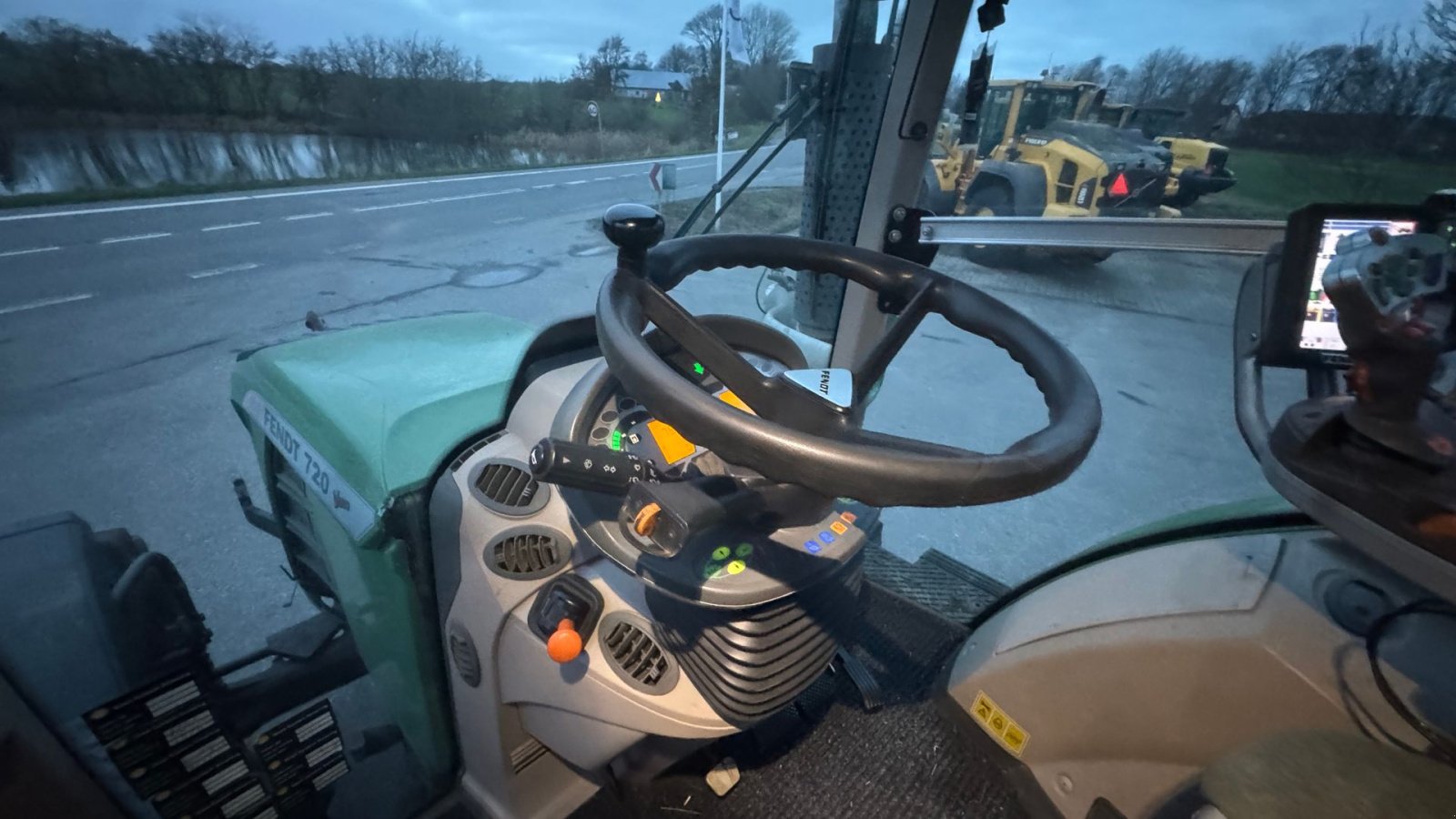 Traktor Türe ait Fendt 720 Vario SCR PROFI MED FULD AFFJEDRING, FRONT PTO OG NÆSTEN NYE DÆK!, Gebrauchtmaschine içinde Nørager (resim 20)