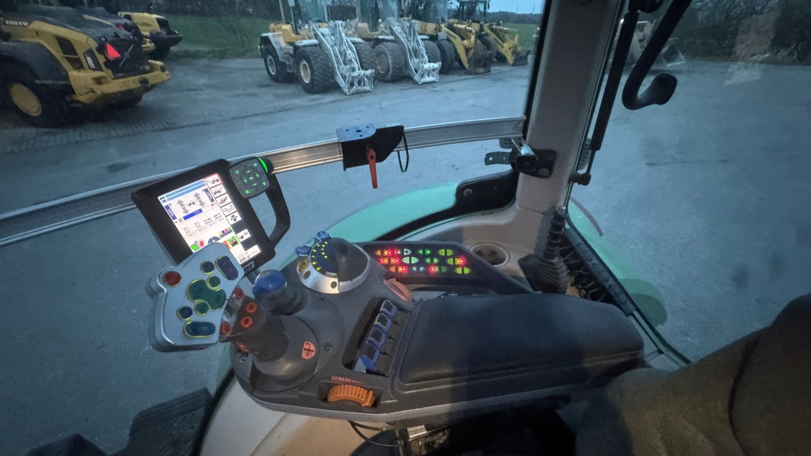 Traktor Türe ait Fendt 720 Vario SCR PROFI MED FULD AFFJEDRING, FRONT PTO OG NÆSTEN NYE DÆK!, Gebrauchtmaschine içinde Nørager (resim 19)