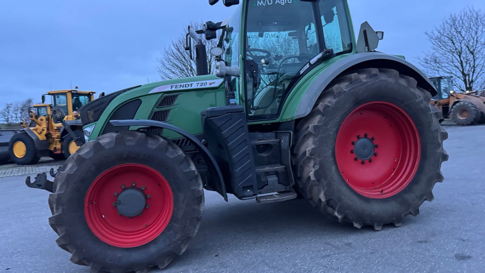 Traktor Türe ait Fendt 720 Vario SCR PROFI MED FULD AFFJEDRING, FRONT PTO OG NÆSTEN NYE DÆK!, Gebrauchtmaschine içinde Nørager (resim 3)
