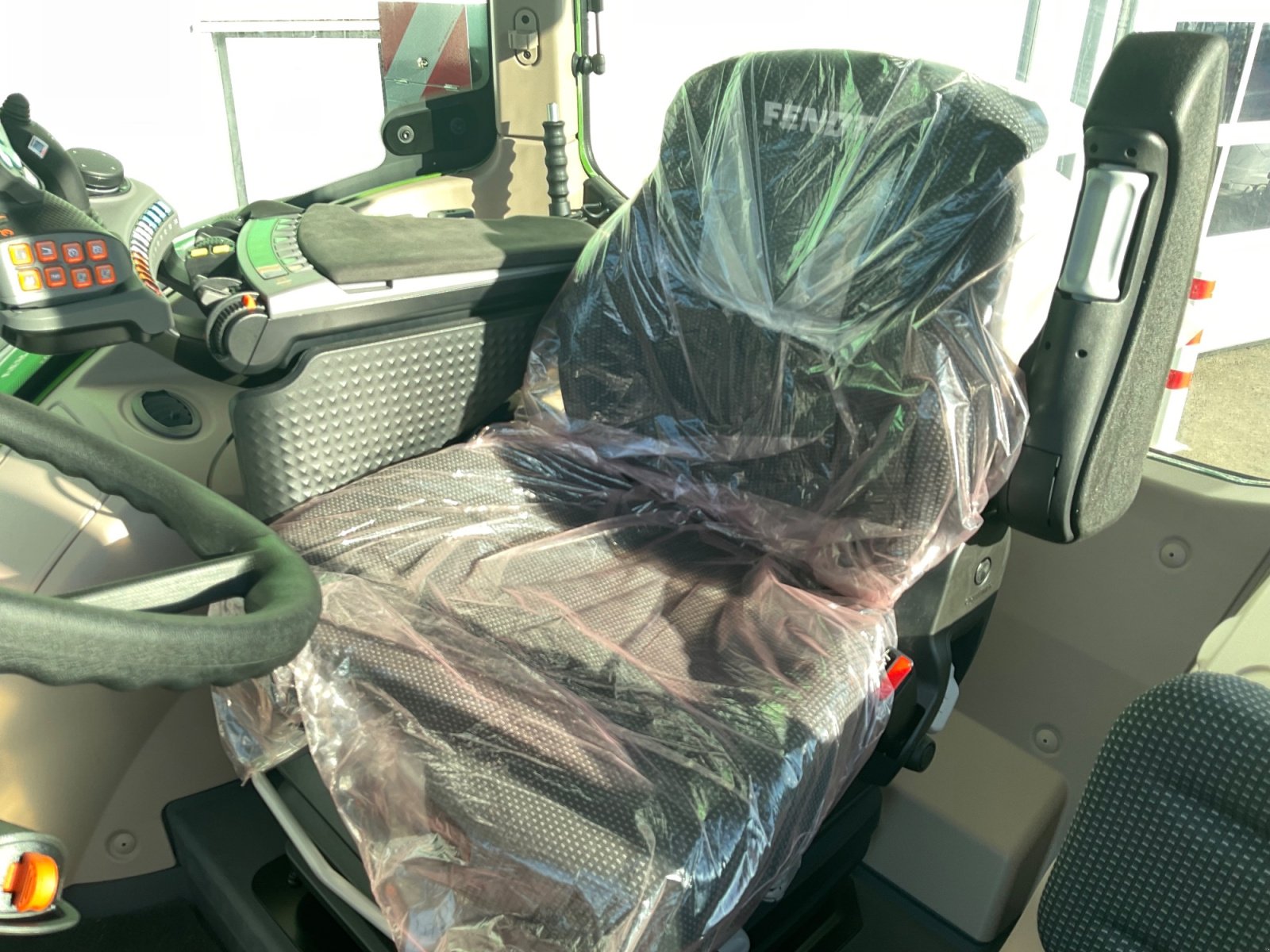 Traktor типа Fendt 724 Gen6 Power Plus Setting 2, Neumaschine в Mühlhausen-Ehingen (Фотография 6)