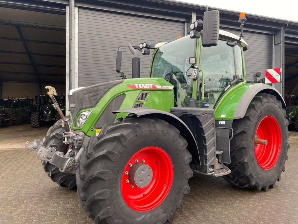 Traktor of the type Fendt 724 Profi Plus GEN6, Gebrauchtmaschine in Hapert (Picture 2)