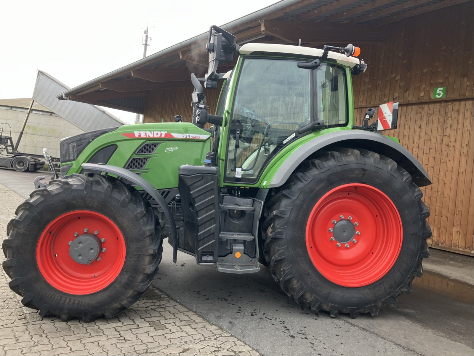 Traktor des Typs Fendt 724 Vario Gen6 Power+ Setting2, Gebrauchtmaschine in Hillerse (Bild 3)