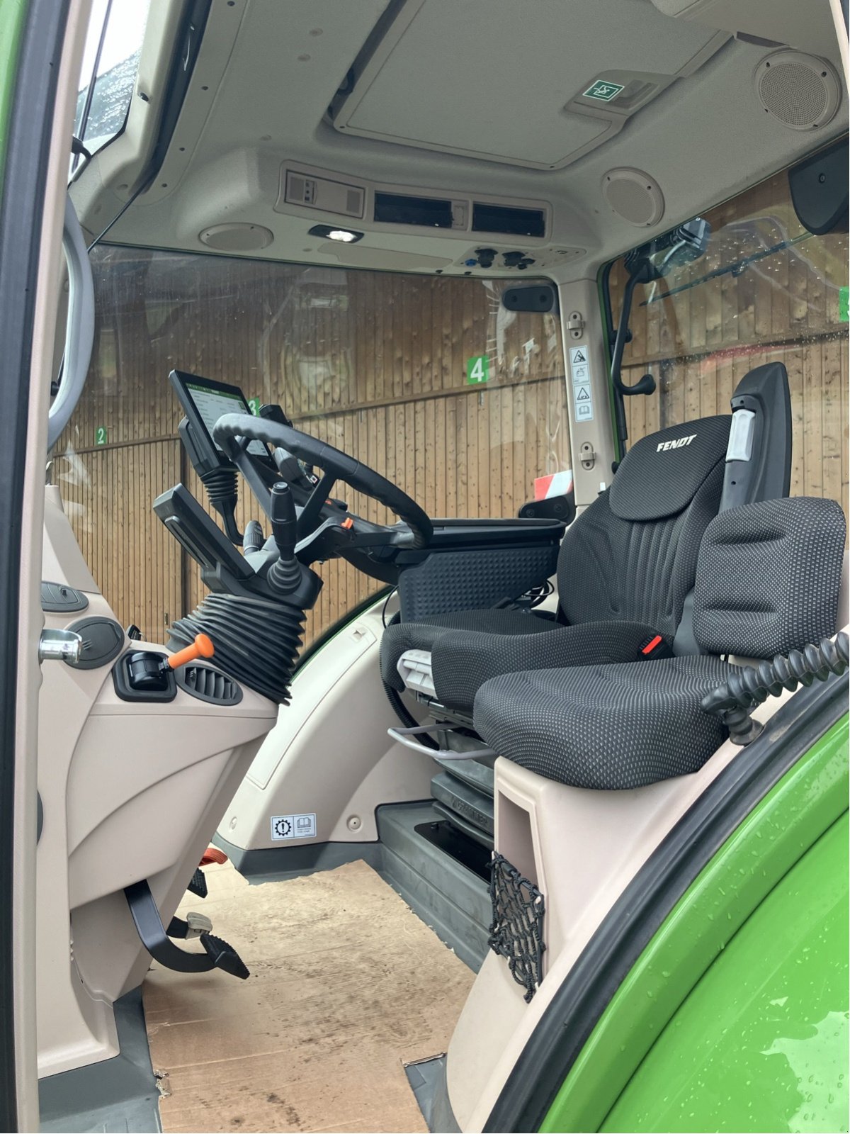 Traktor des Typs Fendt 724 Vario Gen6 Power+ Setting2, Gebrauchtmaschine in Hillerse (Bild 9)