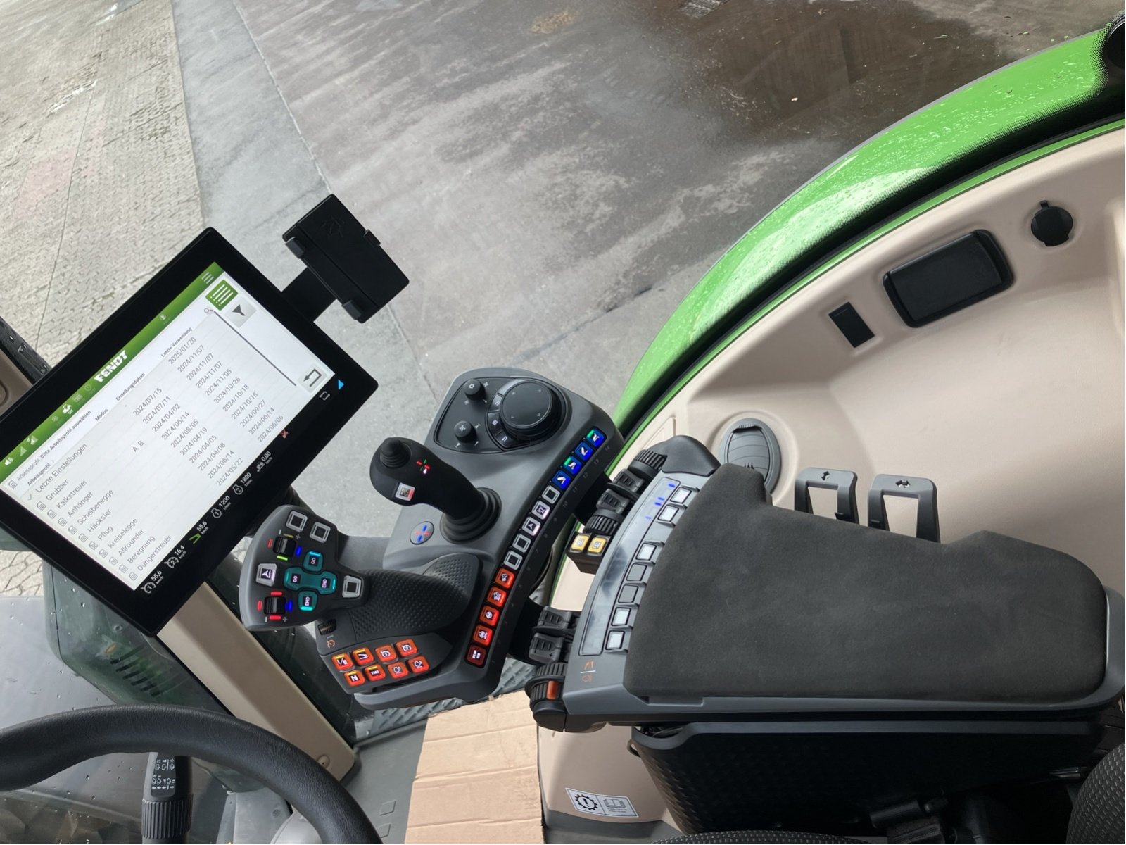 Traktor des Typs Fendt 724 Vario Gen6 Power+ Setting2, Gebrauchtmaschine in Hillerse (Bild 11)