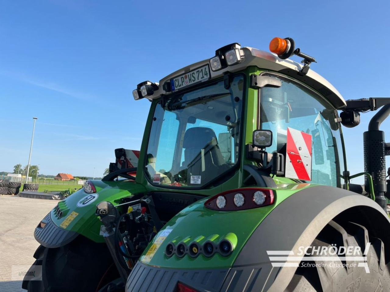 Traktor des Typs Fendt 724 VARIO GEN6 PROFI PLUS, Neumaschine in Scharrel (Bild 2)