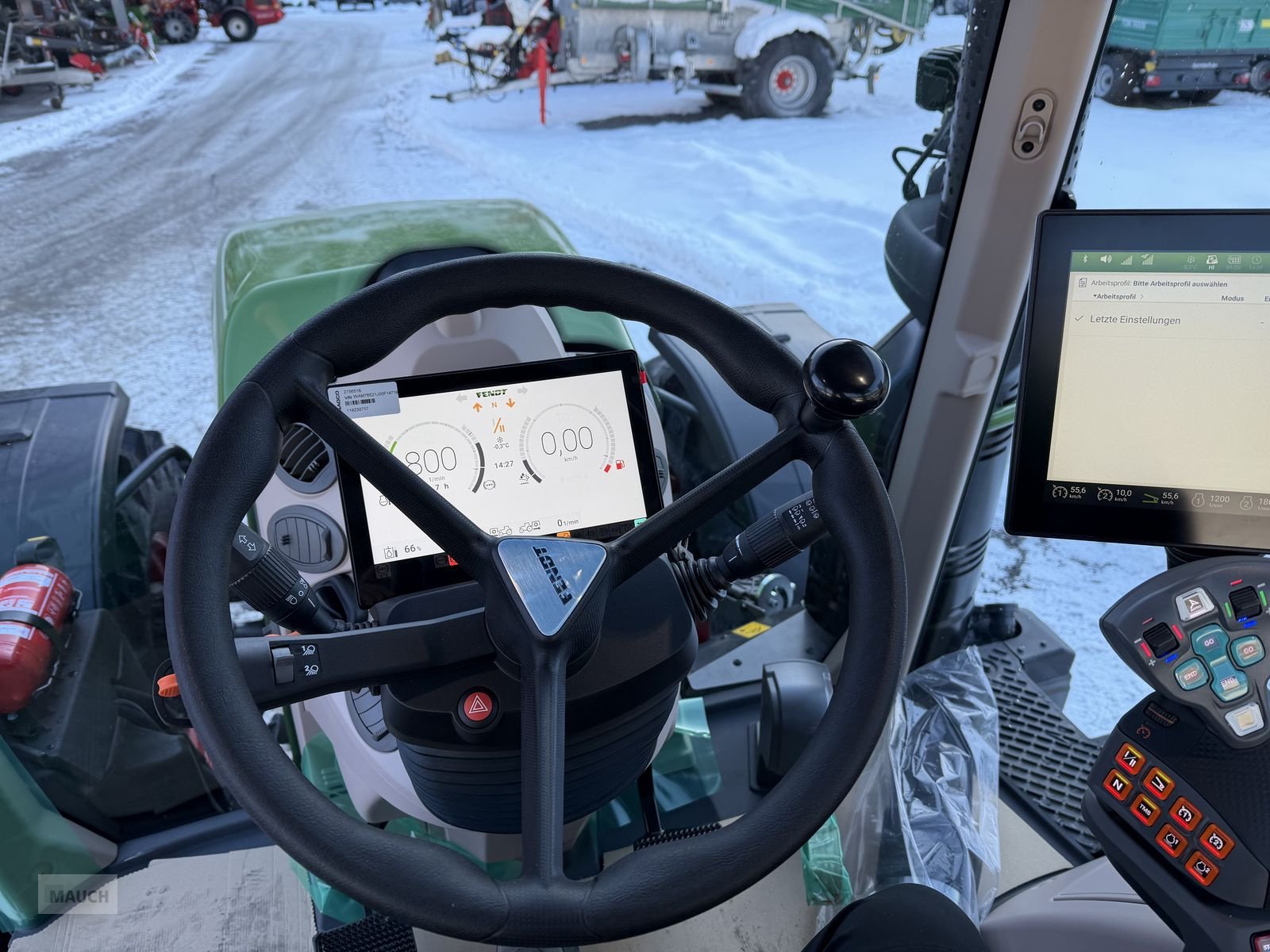 Traktor van het type Fendt 724 Vario Gen6 Profi+ Setting 2, Neumaschine in Eben (Foto 16)