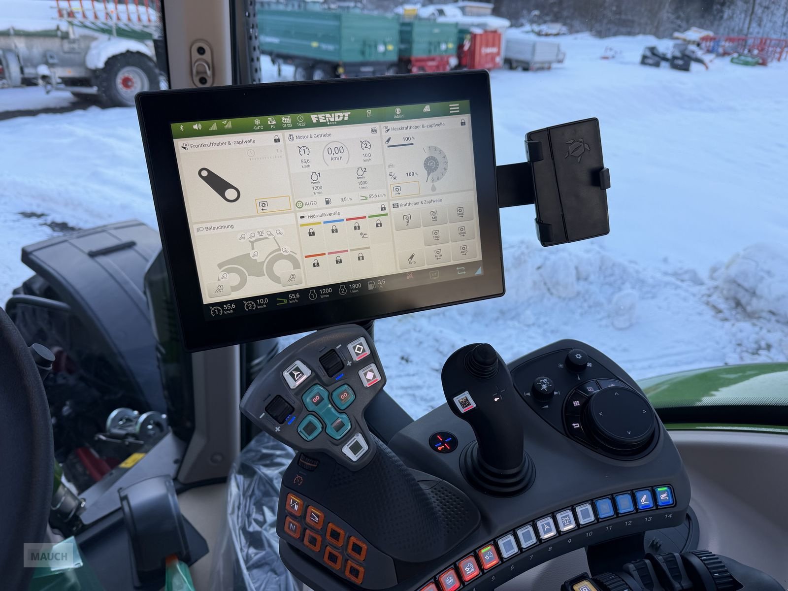 Traktor van het type Fendt 724 Vario Gen6 Profi+ Setting 2, Neumaschine in Eben (Foto 17)