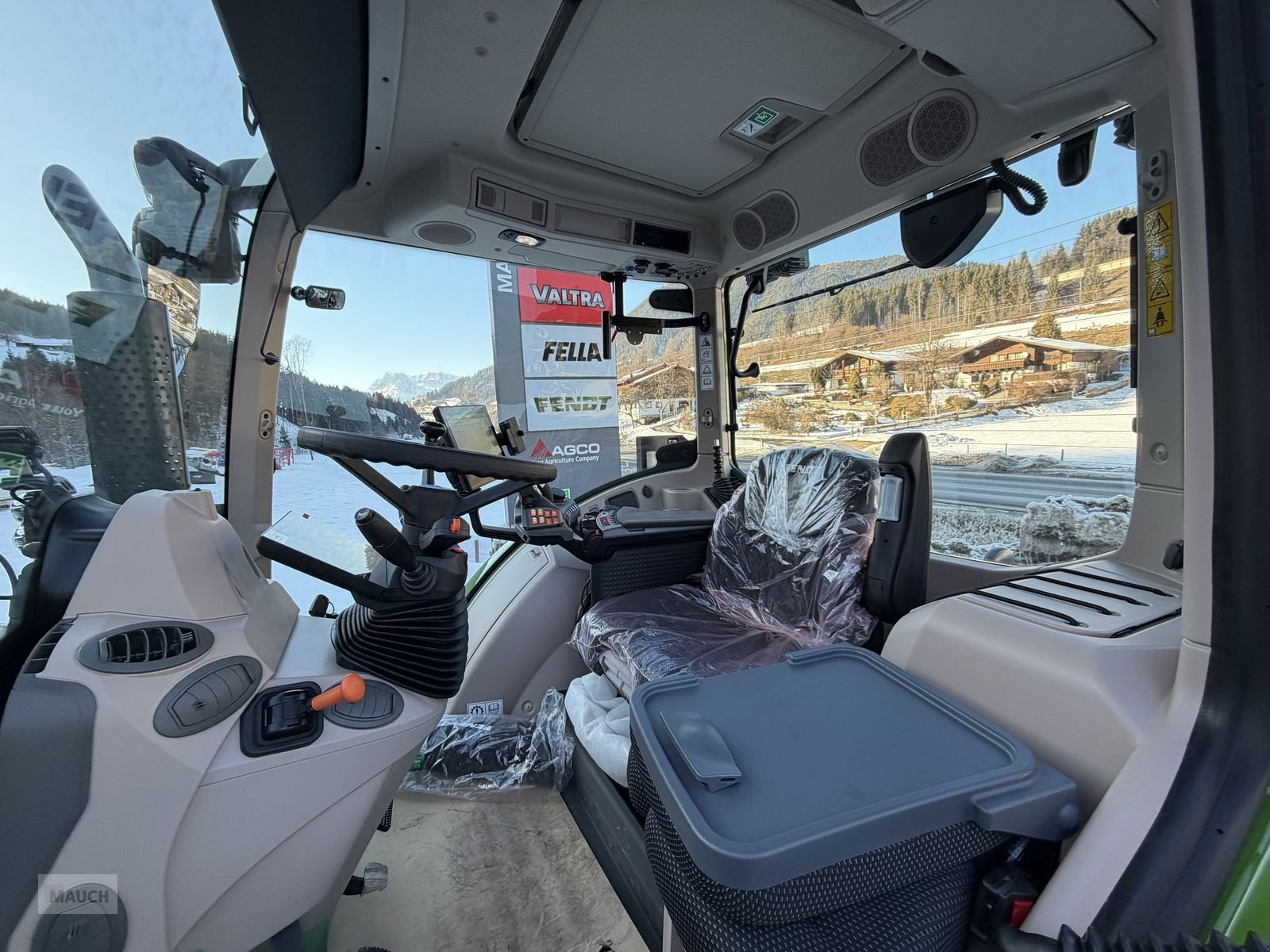 Traktor van het type Fendt 724 Vario Gen6 Profi+ Setting 2, Neumaschine in Eben (Foto 14)