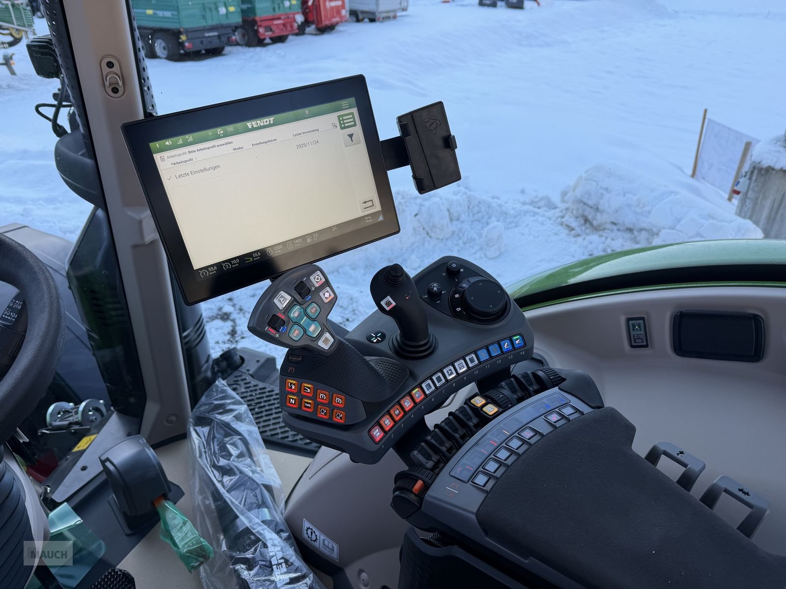 Traktor van het type Fendt 724 Vario Gen6 Profi+ Setting 2, Neumaschine in Eben (Foto 15)