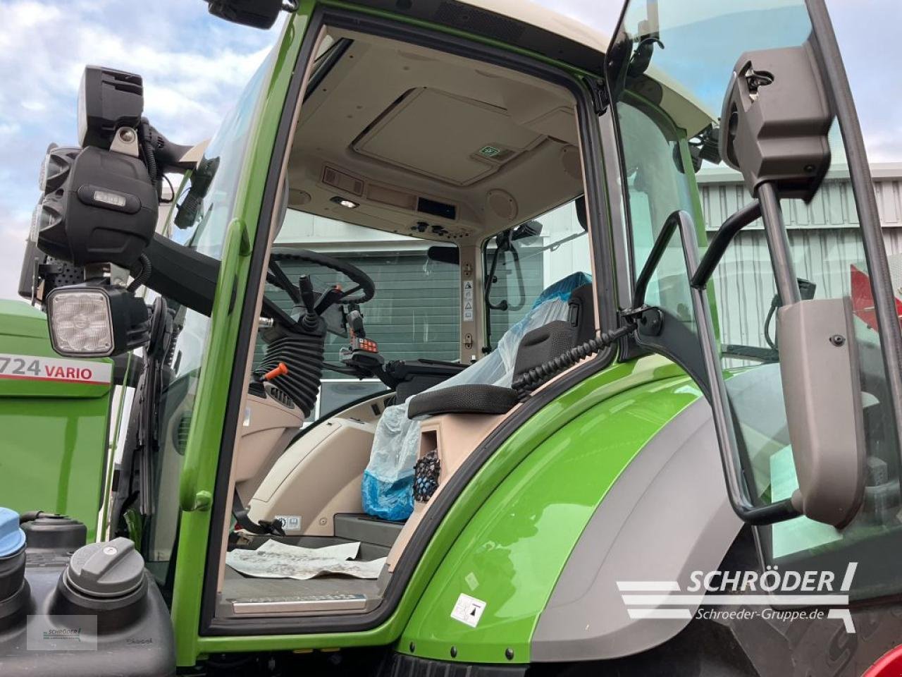 Traktor of the type Fendt 724 VARIO GEN7 POWER PLUS, Neumaschine in Holdorf (Picture 8)
