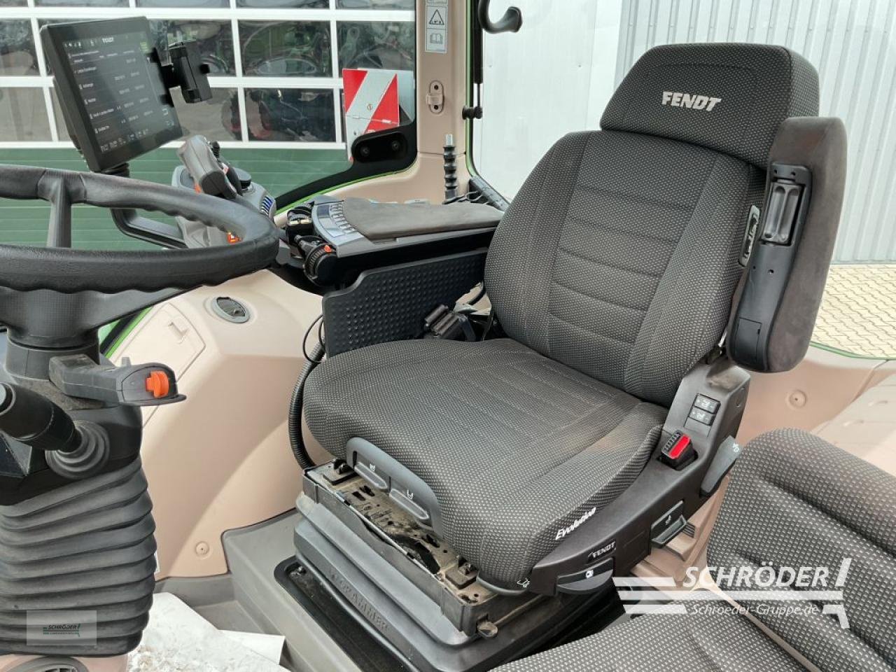Traktor of the type Fendt 724 VARIO GEN7 POWER PLUS, Neumaschine in Holdorf (Picture 9)