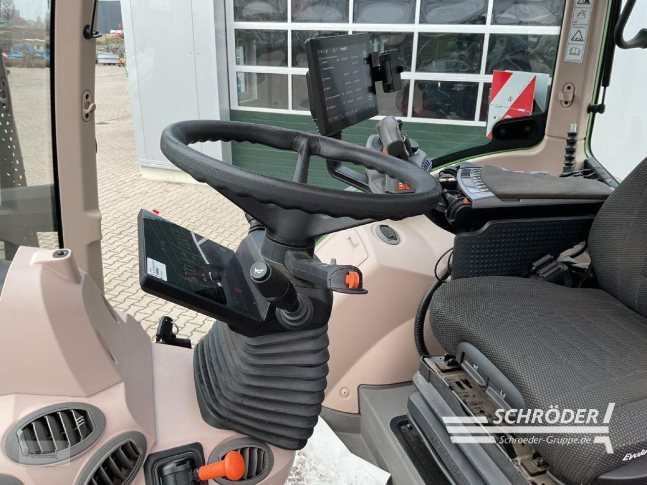 Traktor of the type Fendt 724 VARIO GEN7 POWER PLUS, Neumaschine in Holdorf (Picture 10)