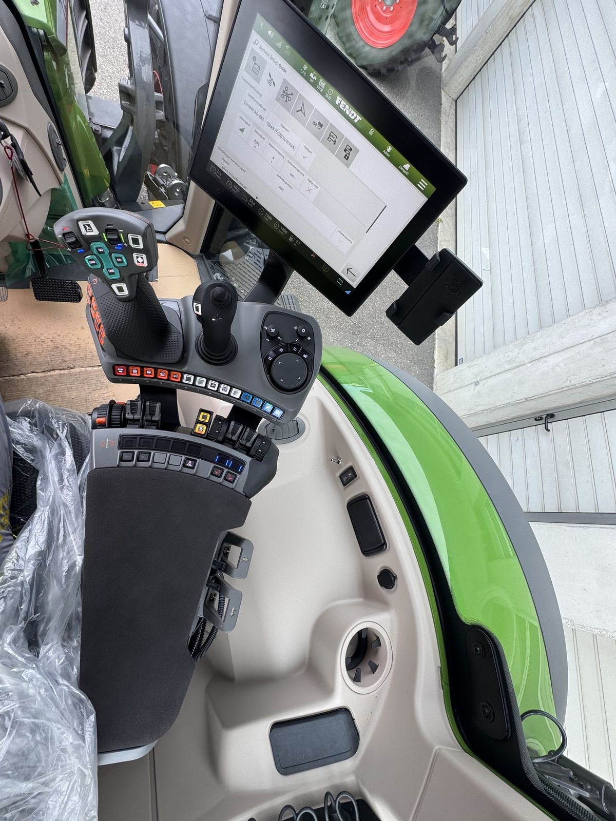 Traktor of the type Fendt 724 Vario Power+, Neumaschine in Traberg (Picture 6)