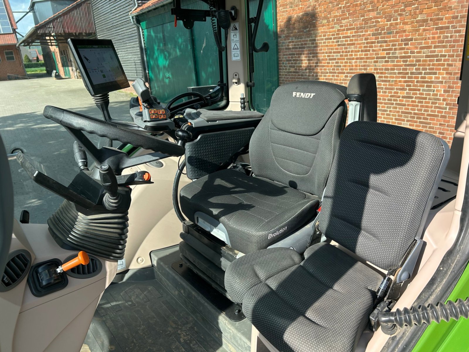 Traktor типа Fendt 724 Vario PowerPlus, Gebrauchtmaschine в Salzhemmendorf (Фотография 9)