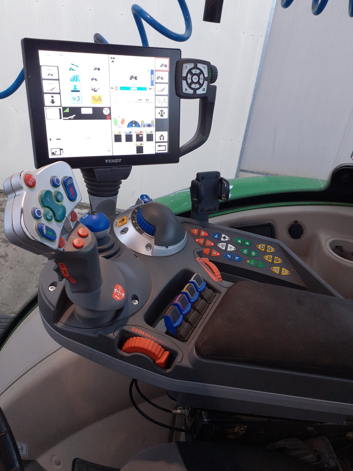 Traktor typu Fendt 724 VARIO PROFI +, Gebrauchtmaschine v Saint-Affrique (Obrázek 11)