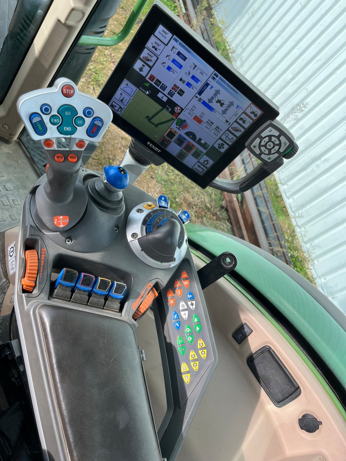 Traktor типа Fendt 724 Vario ProfiPlus, Gebrauchtmaschine в Karlsruhe (Фотография 6)