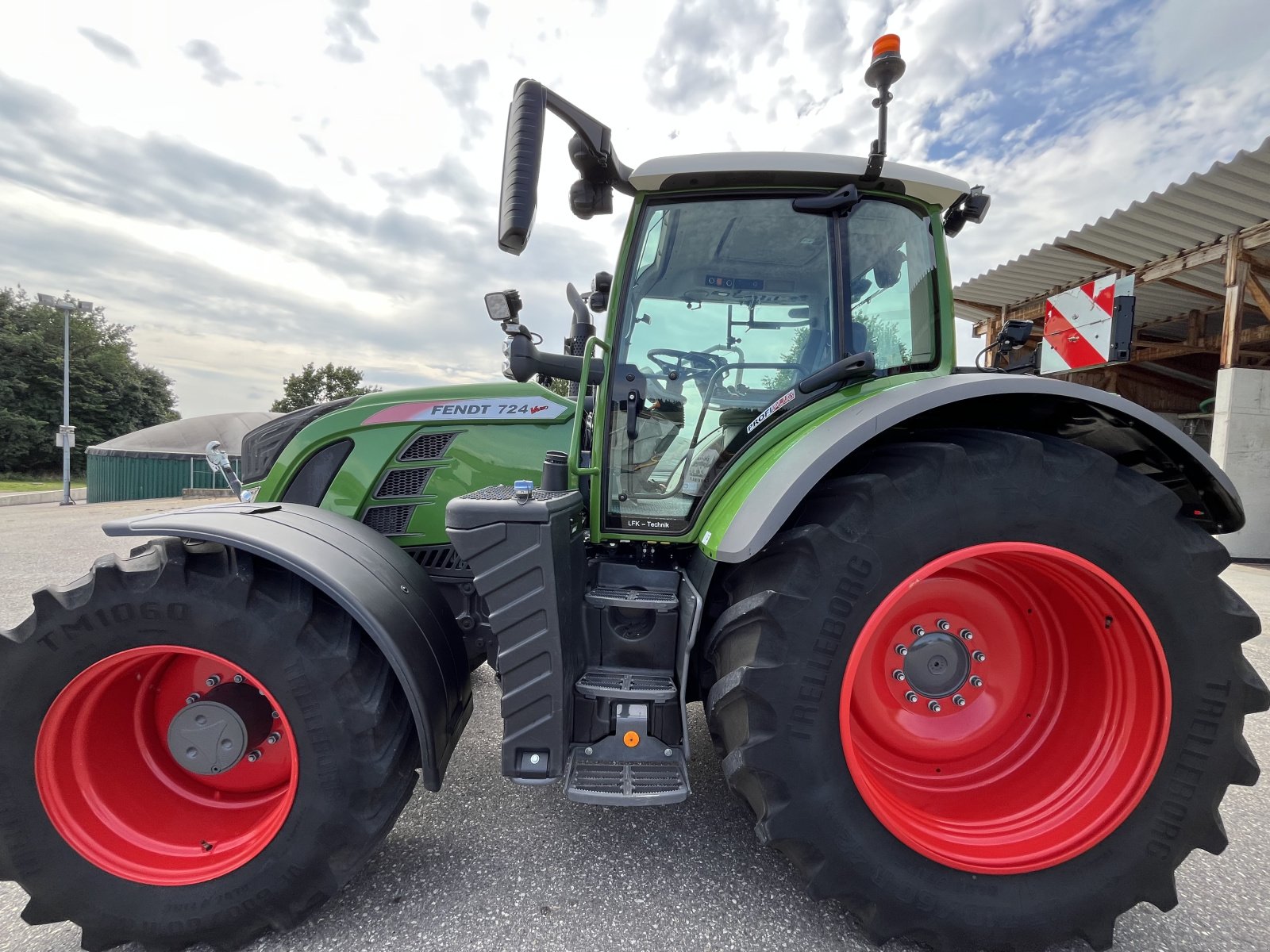Traktor of the type Fendt 724 Vario ProfiPlus, Gebrauchtmaschine in Massenhausen  (Picture 1)